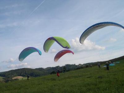 Létat jako ptáci můžete díky Paragliding centru Kozákov
